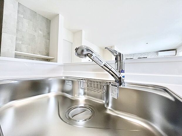 【その他設備(浄水器)】いつでも清潔なおいしいお水を。一つの水栓で水道水と浄水を使い分け。