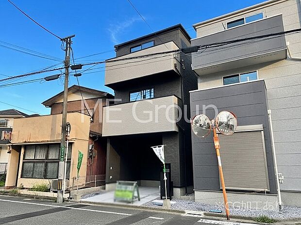 【現地外観写真】暮らしやすさと居心地の良さにこだわったシンプルで飽きのこないデザイン ！