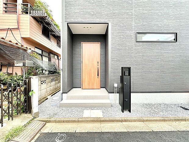 【玄関】大切な家族、来客を出迎える玄関。