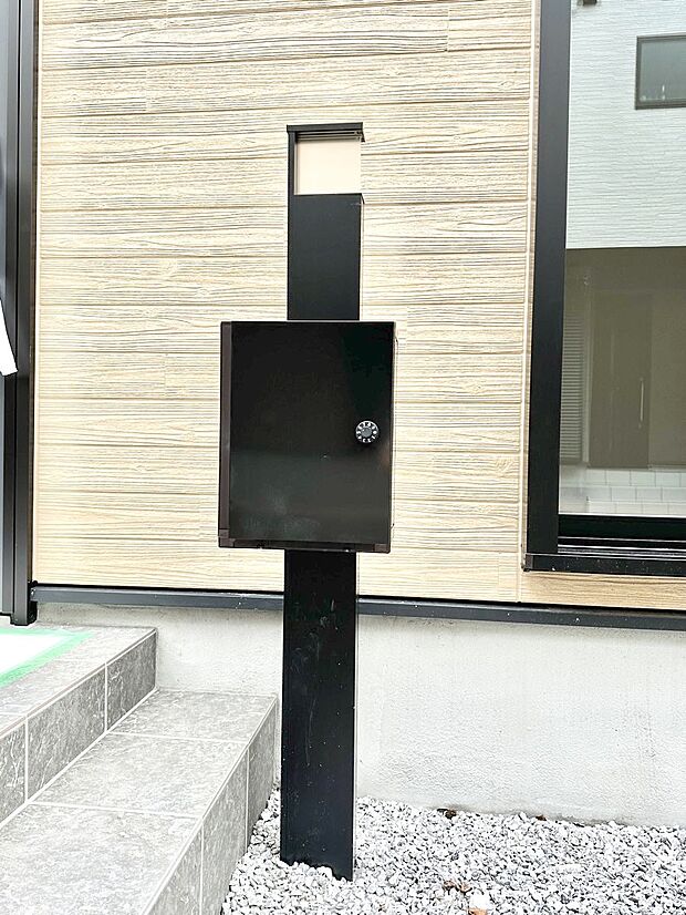 【その他現地】シンプルデザインのポスト。