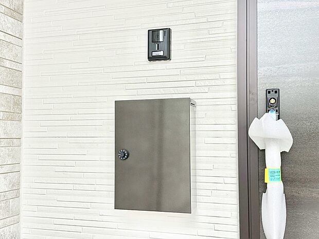 【その他現地】シンプルデザインのポスト。