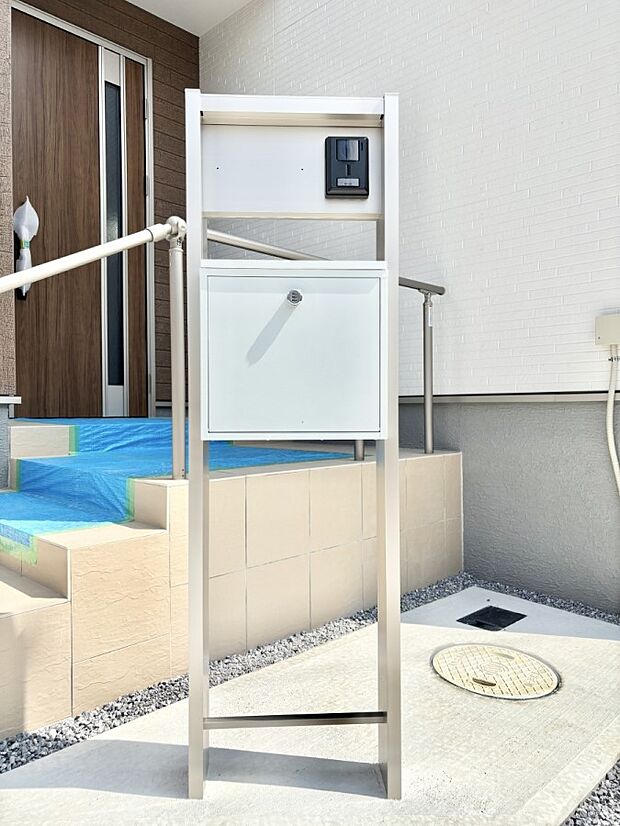 【その他現地】シンプルデザインのポスト。