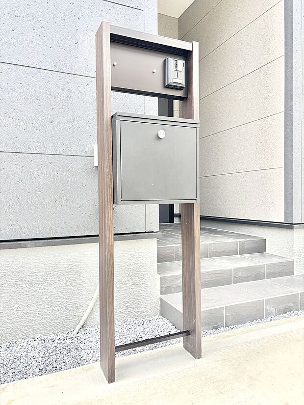 【その他現地】シンプルデザインのポスト。