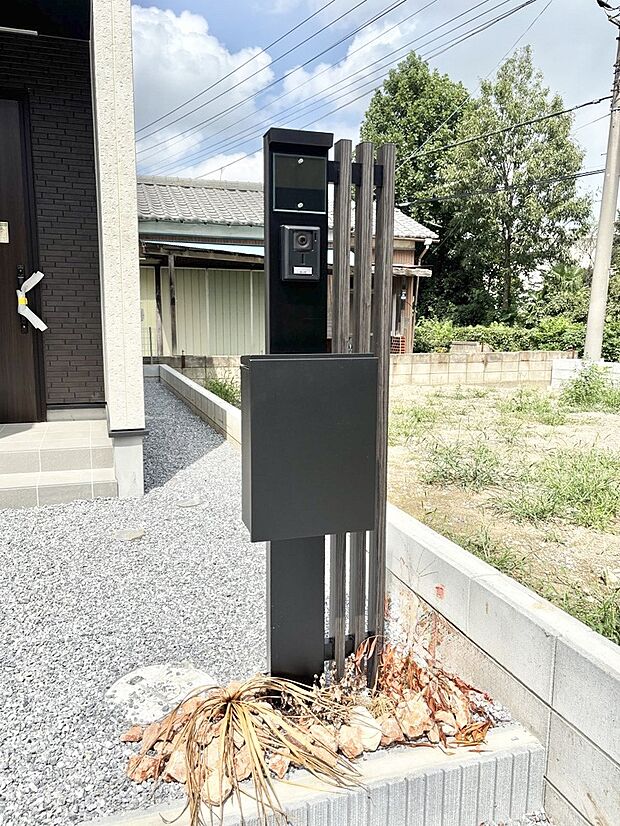 【その他現地】表札・インターホン・ポストをひとつに集約。エントランスになじむシンプルデザイン。