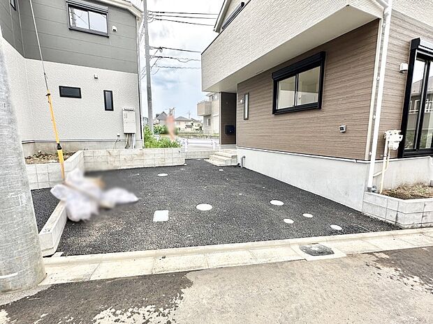 【駐車場】駐車2台可能！急なお客様の駐車に。また、ご家族の自転車スペースとしても大活躍。