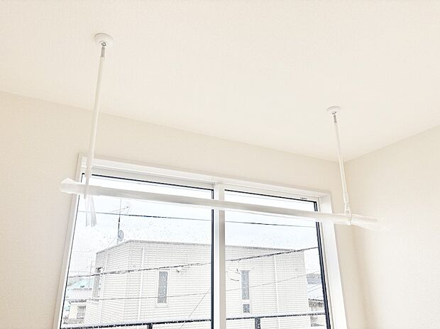 【その他設備(室内物干しポール)】室内物干しポール。梅雨や花粉の時期に大活躍します。  