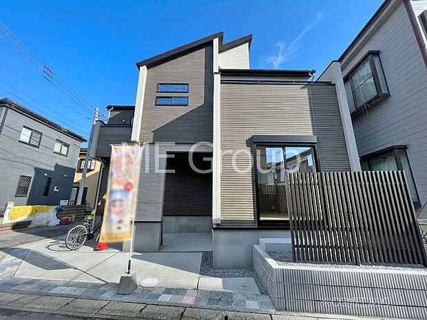 【現地外観写真】洗練された外観、上質な住空間が広がる室内は永く安心して過ごせる住居です。 