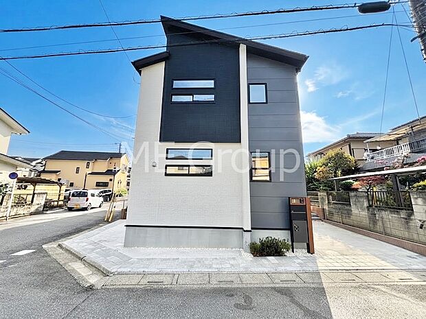【現地外観写真】洗練された外観、上質な住空間が広がる室内は永く安心して過ごせる住居です。 