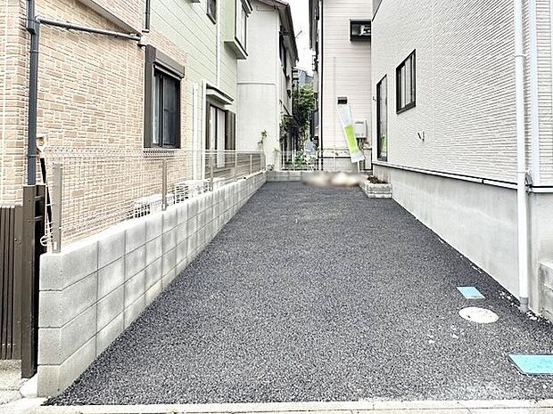 【駐車場】駐車2台可能！急なお客様の駐車に。また、ご家族の自転車スペースとしても大活躍。