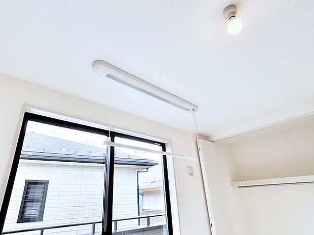 【その他設備(室内物干し)】室内物干しポール。梅雨や花粉の時期に大活躍します。