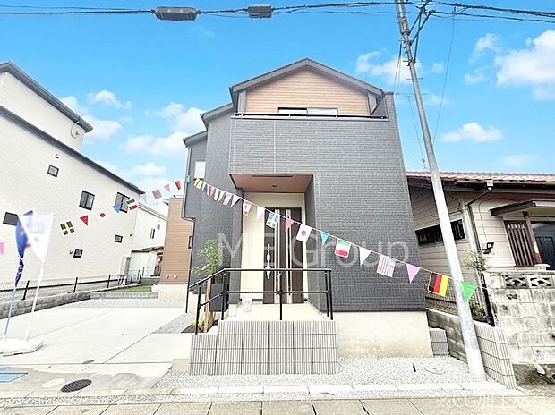 【現地外観写真】洗練された外観、上質な住空間が広がる室内は永く安心して過ごせる住居です。