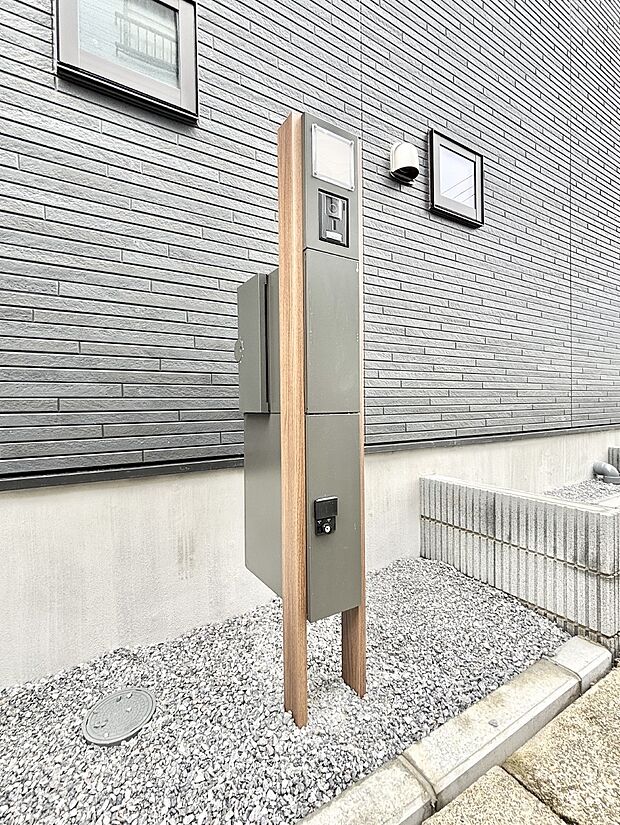 【その他現地】シンプルデザインのポスト。