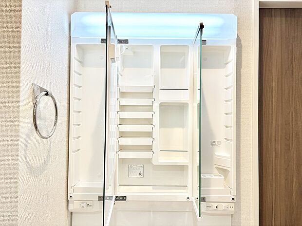 【その他設備(三面鏡裏収納)】三面鏡の裏に、化粧品や衛生用品などを収納可能。洗面台をすっきりと保ちます!