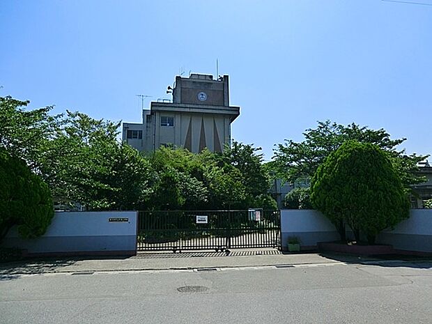 春日部市立牛島小学校(約1,360m)