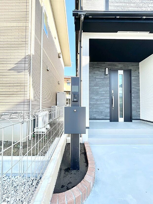 【その他現地】シンプルデザインのポスト。