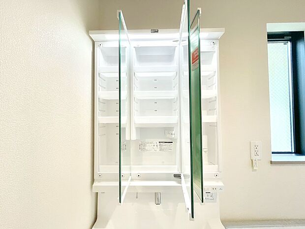 【その他設備(三面鏡裏収納)】三面鏡の裏に、化粧品や衛生用品などを収納可能。洗面台をすっきりと保ちます！