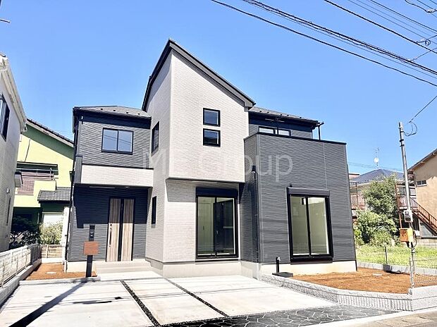 【現地外観写真】暮らしやすさと居心地の良さにこだわったシンプルで飽きのこないデザイン ！