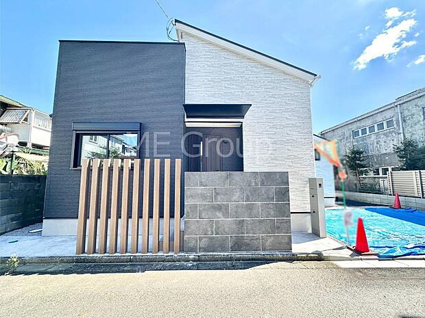 【現地外観写真】洗練された外観、上質な住空間が広がる室内は永く安心して過ごせる住居です。 