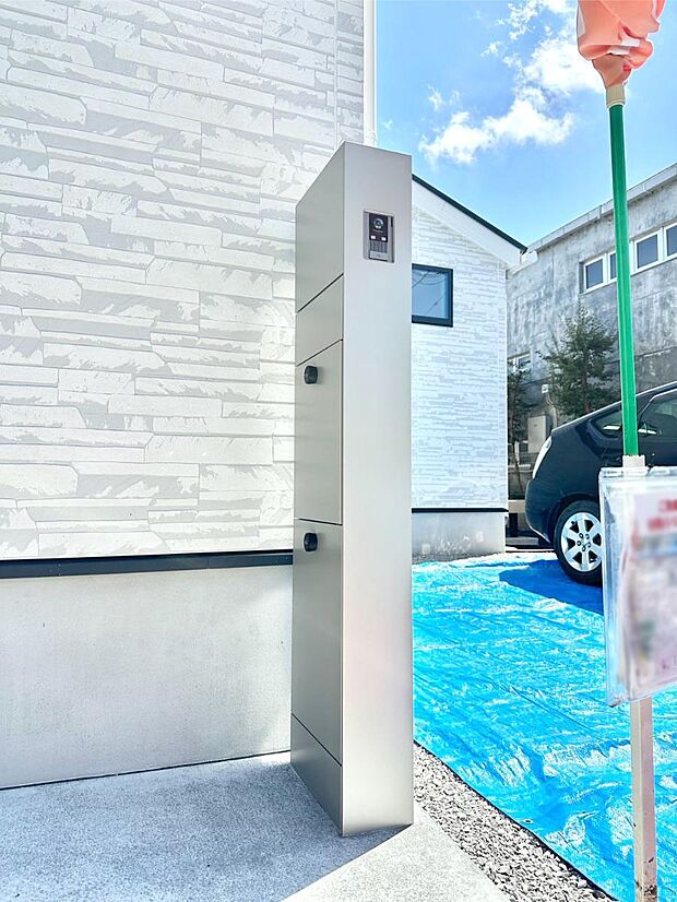 【その他現地】シンプルデザインのポスト。