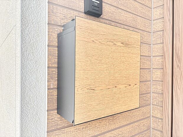 【その他現地】シンプルデザインのポスト。