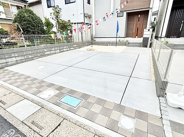 【駐車場】駐車2台可能！急なお客様の駐車に。また、ご家族の自転車スペースとしても大活躍。
