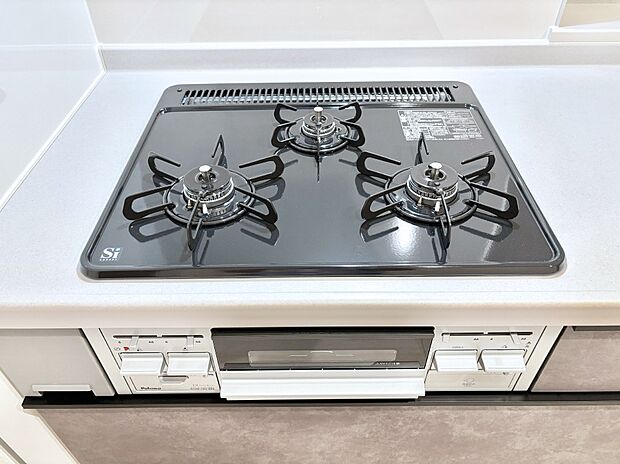 【その他設備(Siセンサーコンロ)】ガスコンロはSiセンサー搭載。火力調節や焦げ付き・消し忘れも防いでくれます。