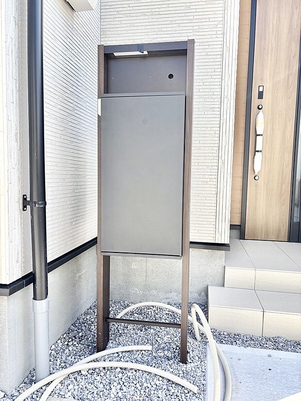 【その他現地】表札・インターホン・ポスト・宅配BOXをひとつに集約。エントランスになじむシンプルデザイン。