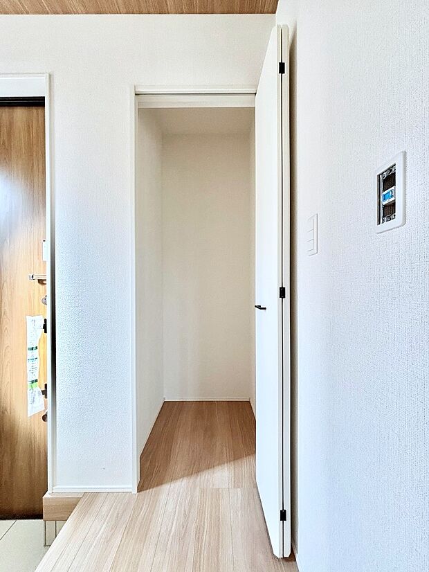 【その他設備(玄関ホール収納)】玄関ホール収納です。掃除道具やお出かけ用グッズの収納に便利です。