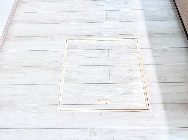 【その他設備(床下収納)】床下収納付き!日用品・非常用品の収納にも大活躍。