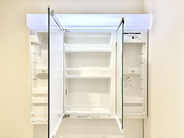 【その他設備(三面鏡裏収納)】三面鏡の裏に、化粧品や衛生用品などを収納可能。洗面台をすっきりと保ちます！