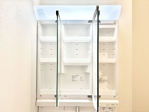 【その他設備(三面鏡裏収納)】三面鏡の裏に、化粧品や衛生用品などを収納可能。洗面台をすっきりと保ちます！
