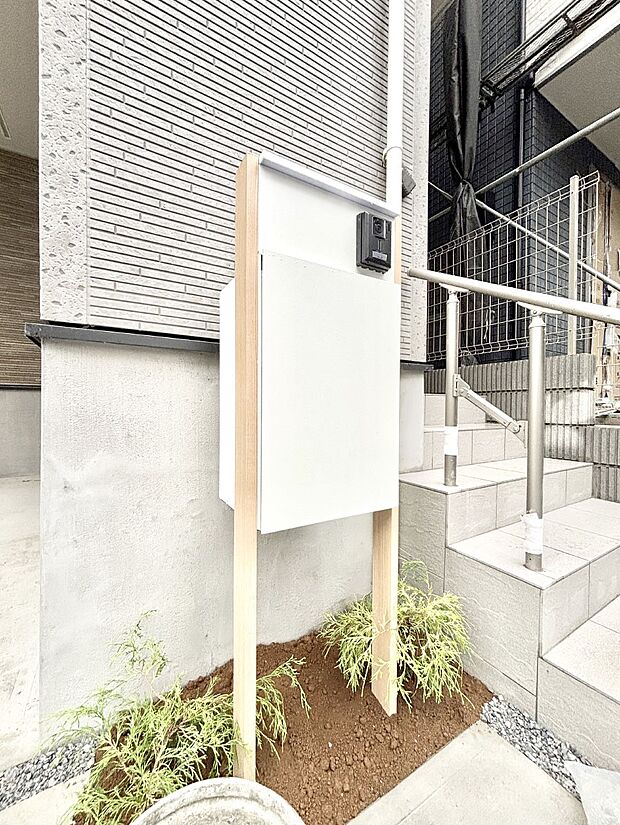 【その他現地】シンプルデザインのポスト。