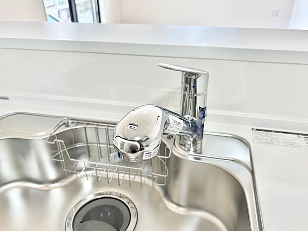 【その他設備(浄水器)】いつでも清潔なおいしいお水を。一つの水栓で水道水と浄水を使い分け。
