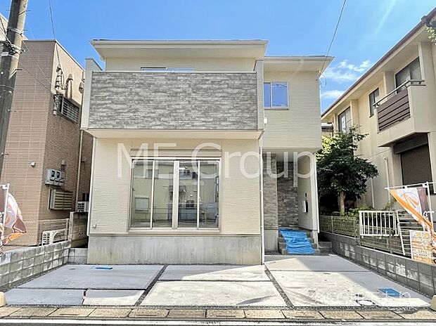 【現地外観写真】暮らしやすさと居心地の良さにこだわったシンプルで飽きのこないデザイン ！