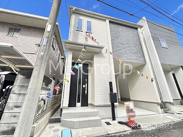 【現地外観写真】暮らしやすさと居心地の良さにこだわったシンプルで飽きのこないデザイン !