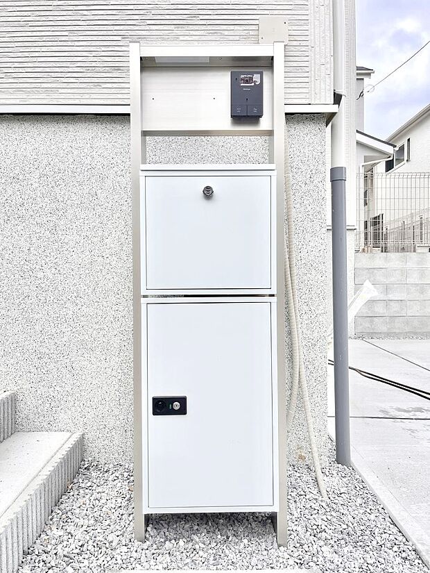 【その他現地】シンプルデザインのポスト。