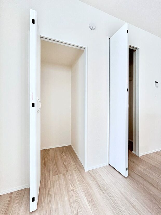 【その他設備(リビング収納)】リビング収納。ここに収納があると物が集まるLDKがスッキリ片付きそうですね。