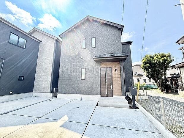 【現地外観写真】たっぷりの陽光と開放感に包まれる明るい住まい