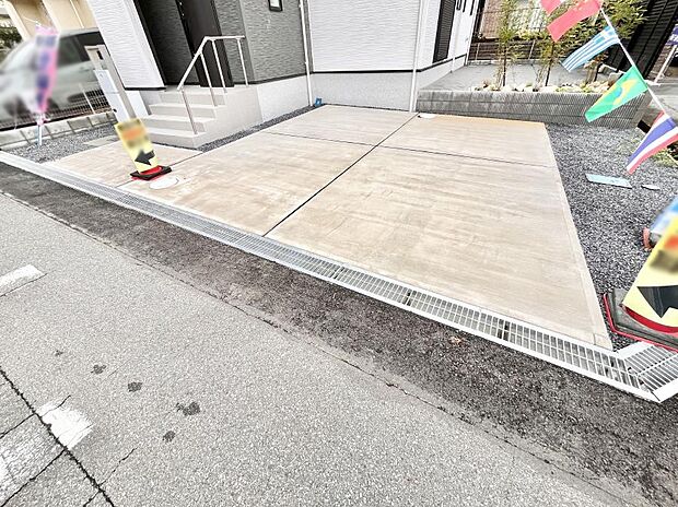 【駐車場】駐車2台可能！急なお客様の駐車に。また、ご家族の自転車スペースとしても大活躍。