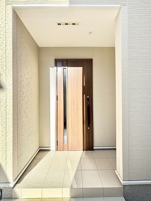 【玄関】大切な家族、来客を出迎える玄関。
