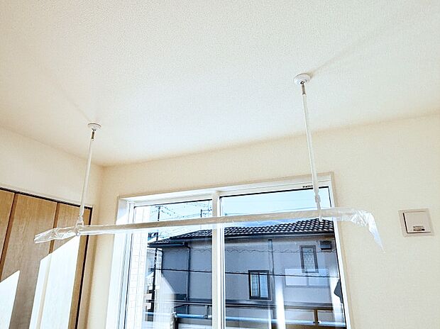 【その他設備(室内物干し)】室内物干しポール。梅雨や花粉の時期に大活躍します。  