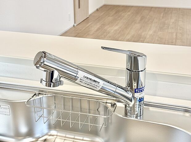 【その他設備(浄水器)】いつでも清潔なおいしいお水を。一つの水栓で水道水と浄水を使い分け。