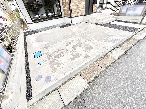 【駐車場】大切な家族、来客を出迎える玄関。