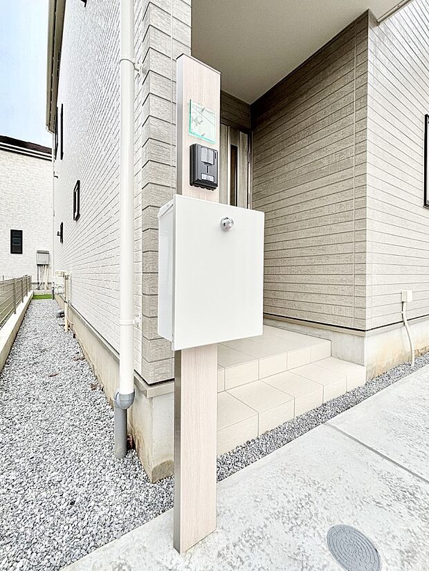 【その他現地】シンプルデザインのポスト。