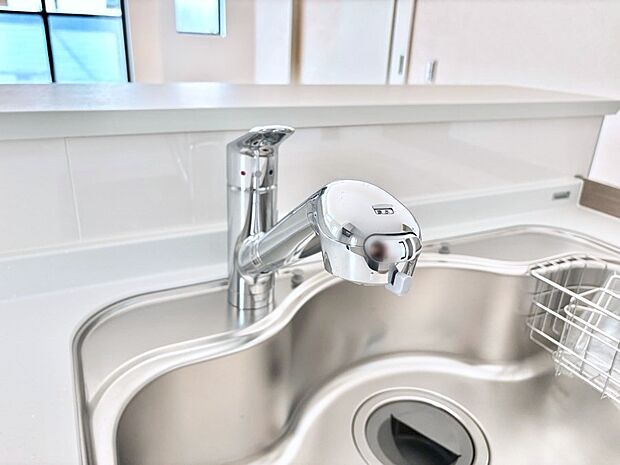【その他設備(浄水器)】いつでも清潔なおいしいお水を。一つの水栓で水道水と浄水を使い分け。