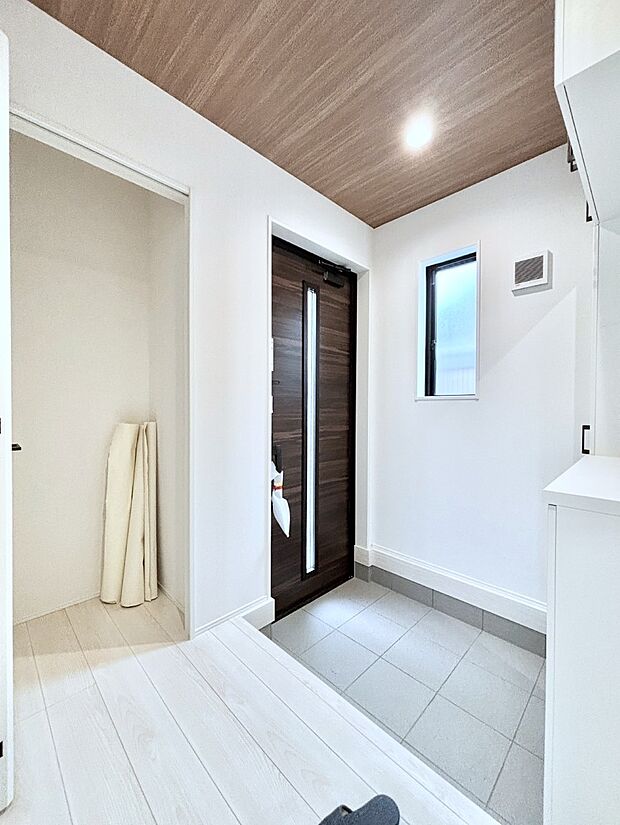 【その他設備(玄関ホール収納)】玄関ホール収納です。掃除道具やお出かけ用グッズの収納に便利です。
