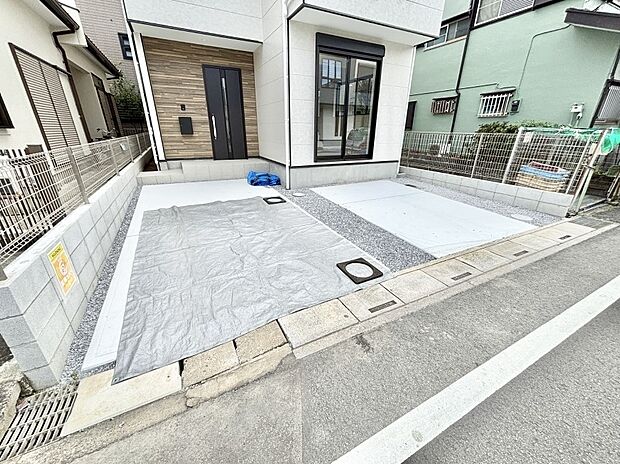 【駐車場】2台(車種による)駐車可!ご家族みんなの自転車も置ける広々カースペース。