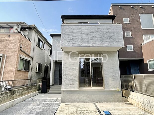 【現地外観写真】暮らしやすさと居心地の良さにこだわったシンプルで飽きのこないデザイン ！