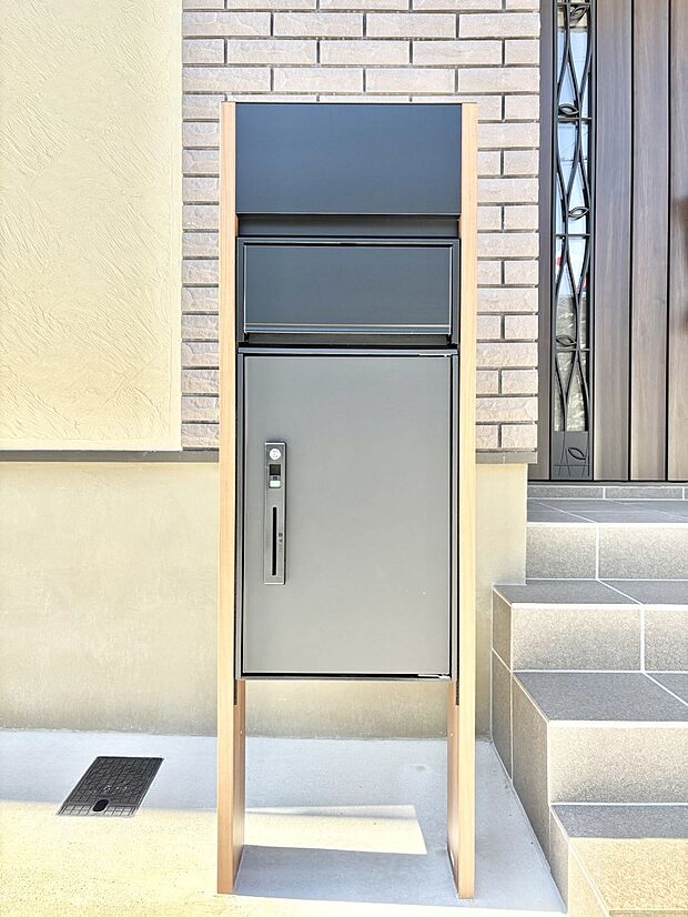 【その他現地】表札・インターホン・ポスト・宅配BOXをひとつに集約。エントランスになじむシンプルデザイン。