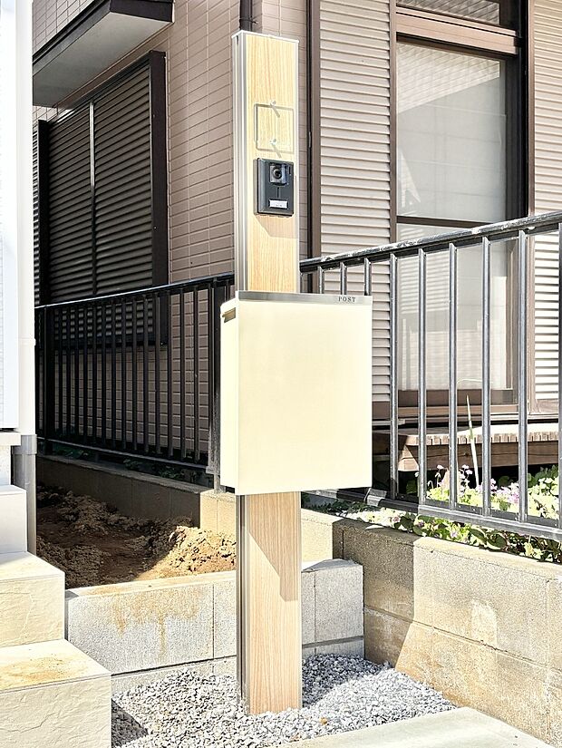 【その他現地】シンプルデザインのポスト。